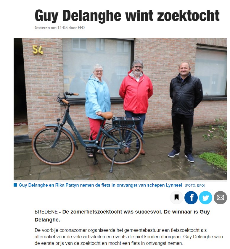 guy delanghe wint zomerfietstocht te bredene en kreeg een fiets van schepen alain lynneel in ontvangst